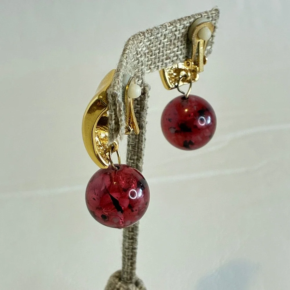 Vintage Gold Tone Clip‎ On Earrings Marble Red Confetti Lucite Bead Geometric
